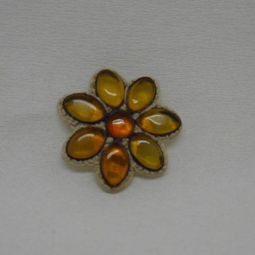 alt=\"Broche de ámbar, cuero y plata en forma de flor\"